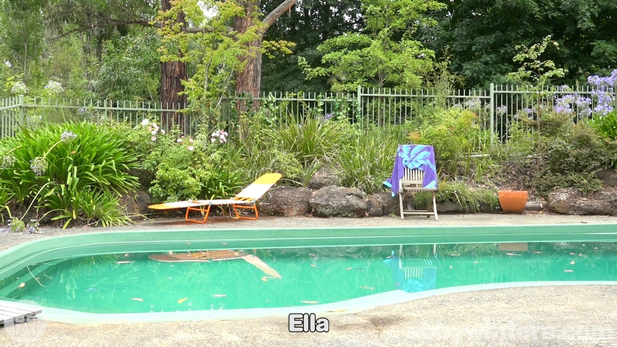 Ella C / Pee outdoors