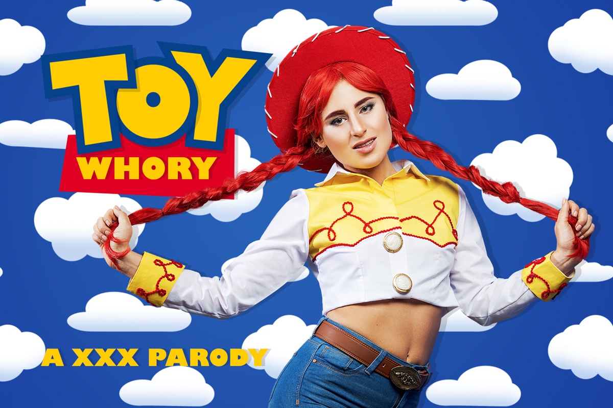 [vrcosplayx.com] Lindsey Cruz (Toy Story A XXX Parody / 16.11.2018 / 324287) [2018 г., POV, Blowjob, Redhead, 180, Sex Toys, Small Tits, Movie, Squirting, Parody, Cosplay, VR, VR Porn, All Sex, Virtual Reality, 1440p] [Samsung Gear VR]