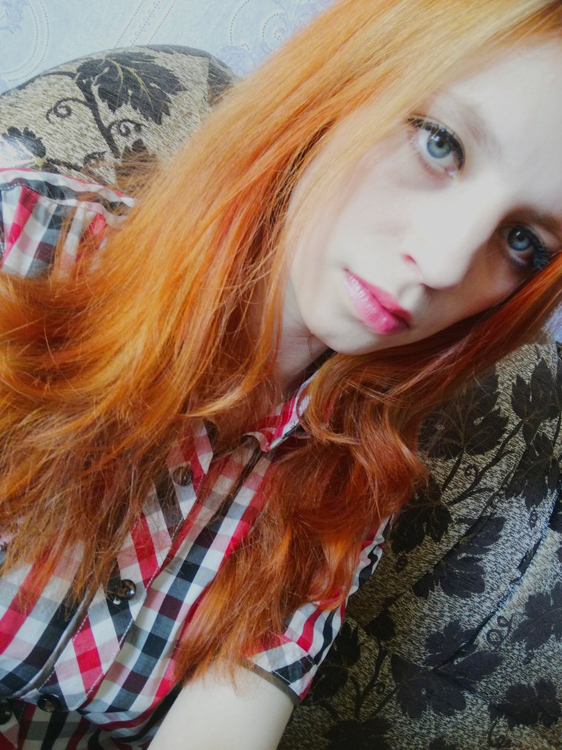 Рыжая девушка в ванной.